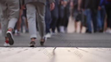 特写镜头视图人类脚人走拥挤的街慢运动运动生活人各种行人活跃的走城市生活城市腿鞋子旅行人人群